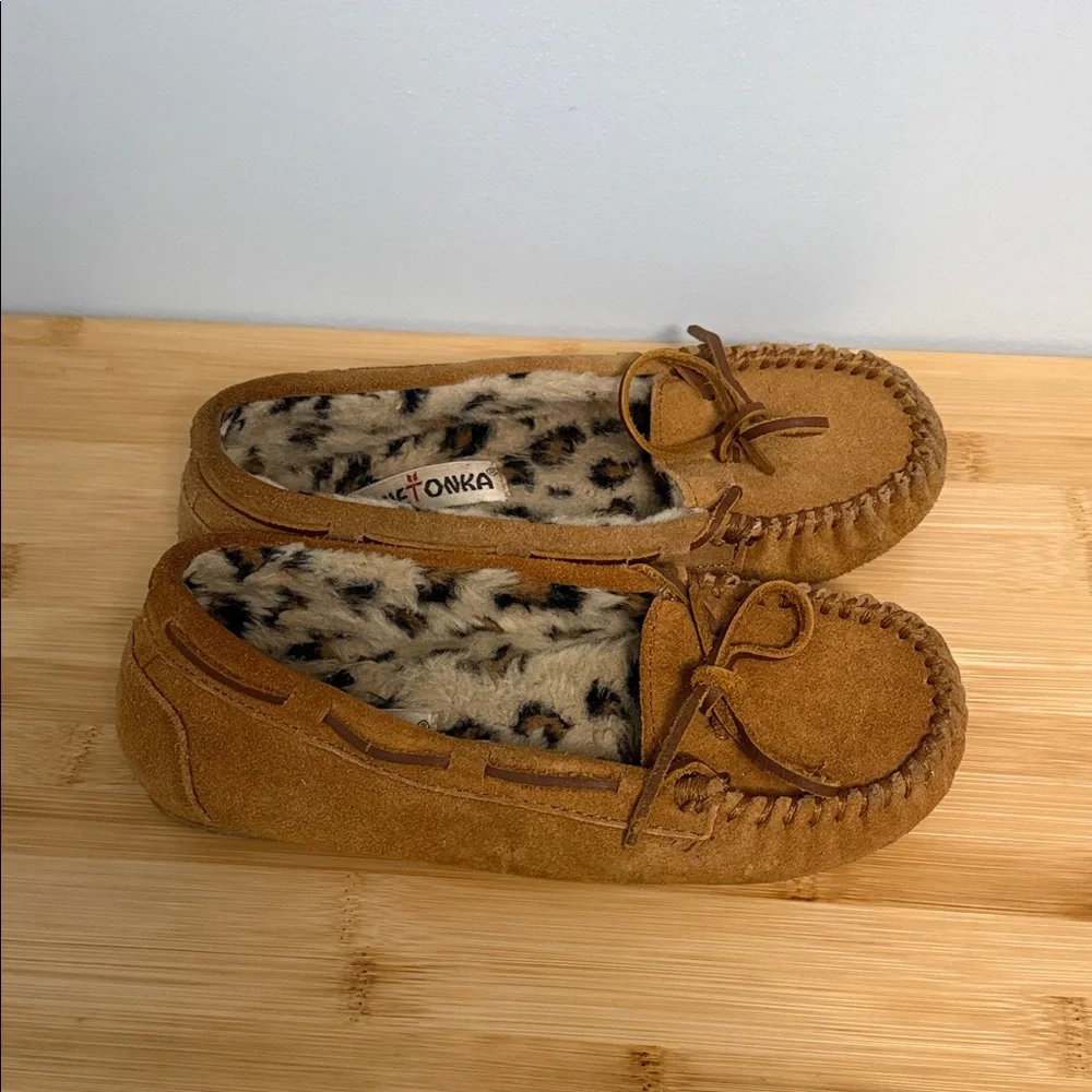 Minnetonka Kids Size 6 Girls or Boys Brown Suede Moccasins with Patterned Lining